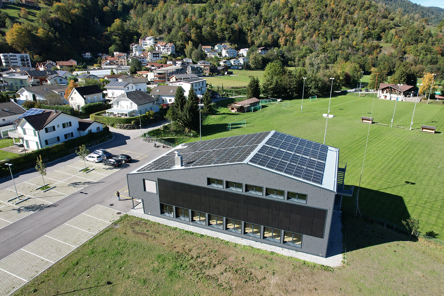 Luftbild der Schwinghalle Untervaz mit Solaranlage