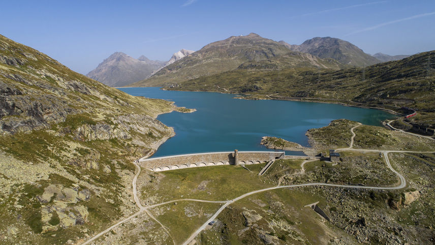 Die Staumauer Lago Bianco auf dem Berninapass