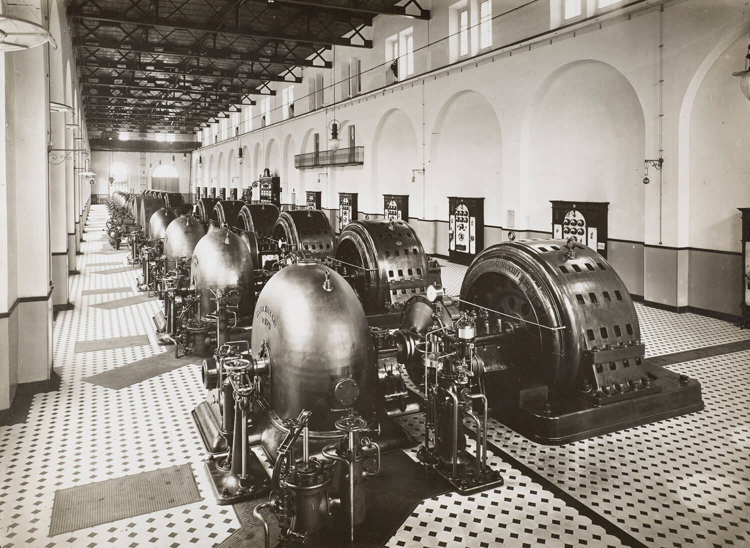 Sala macchine di oltre 100 metri con turbine Pelton nella centrale di Campocologno