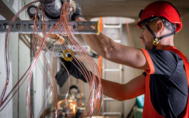 Netzelektriker verlegt Kabel