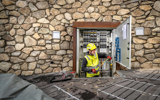 Lernender Netzelektriker bei der Arbeit