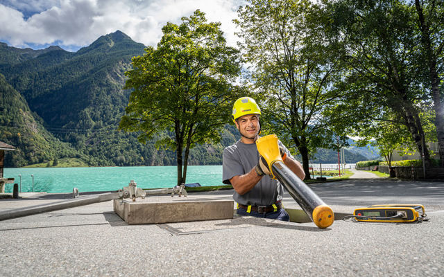 Technischer Spezialist Netzplanung bei Arbeiten am Lago di Poschiavo